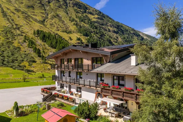 Haus Gstrein in Obergurgl im Sommer mit grüner Berglandschaft